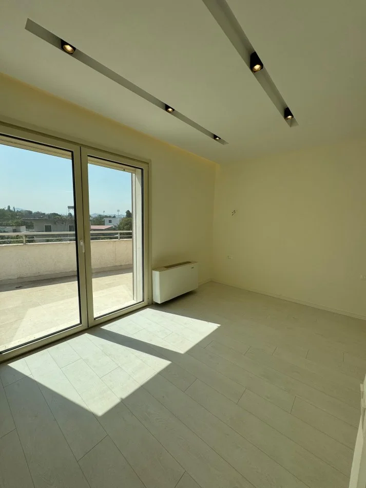 Tirane, shitet apartament 3+1 Kati 5, 146 m² 180.000 € (Tufine)