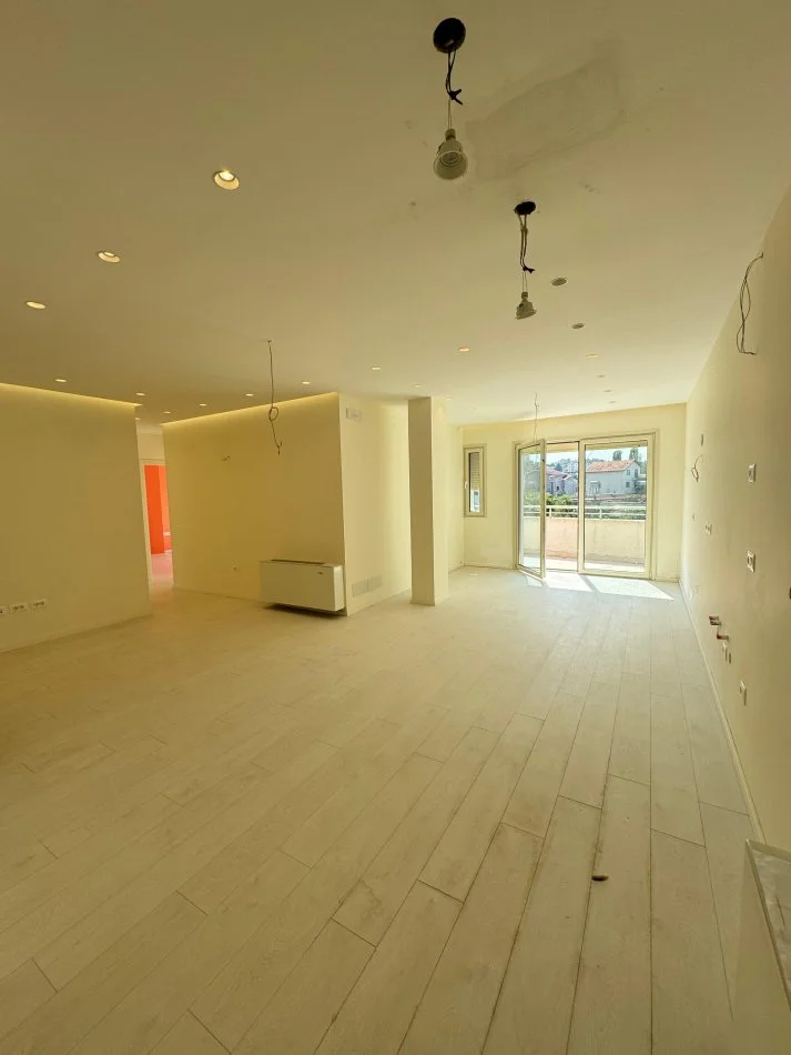 Tirane, shitet apartament 3+1 Kati 5, 146 m² 180.000 € (Tufine)