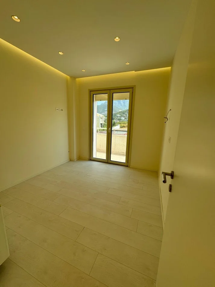 Tirane, shitet apartament 3+1 Kati 5, 146 m² 180.000 € (Tufine)