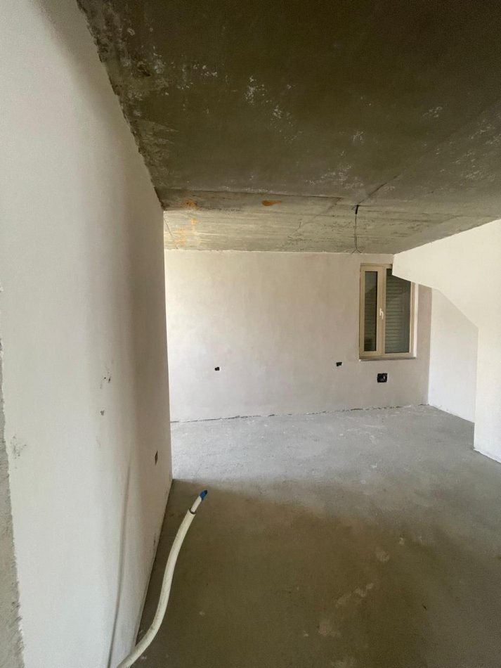 Tirane, shitet apartament 3+1 Kati 6, 187 m² 200.000 € (Fresku)