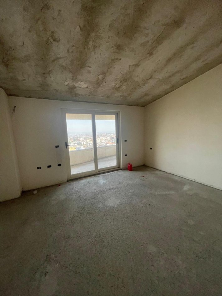 Tirane, shitet apartament 3+1 Kati 6, 187 m² 200.000 € (Fresku)