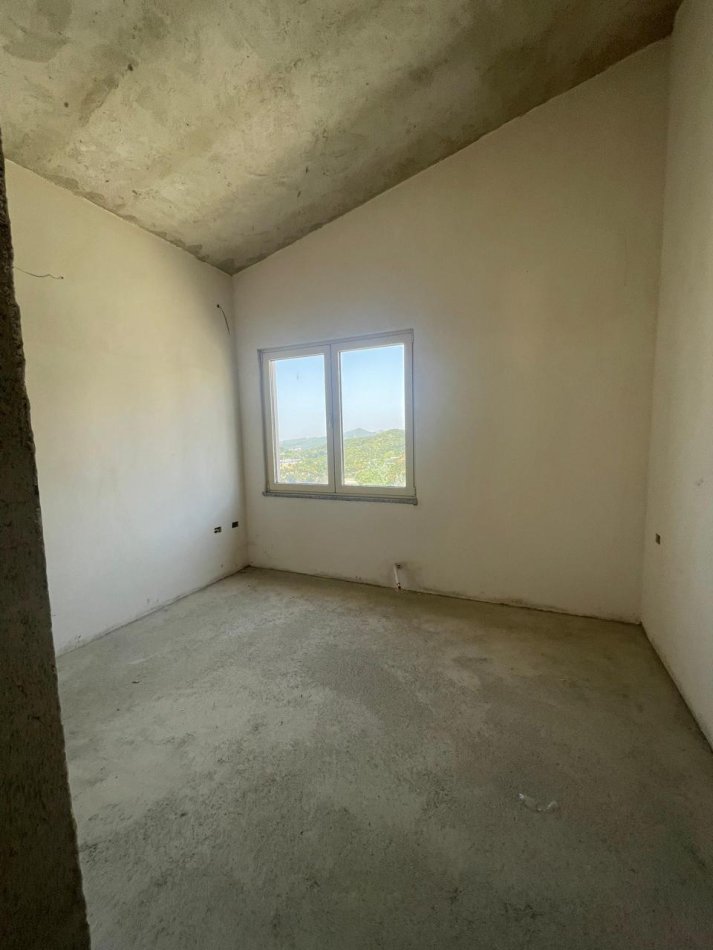 Tirane, shitet apartament 3+1 Kati 6, 187 m² 200.000 € (Fresku)