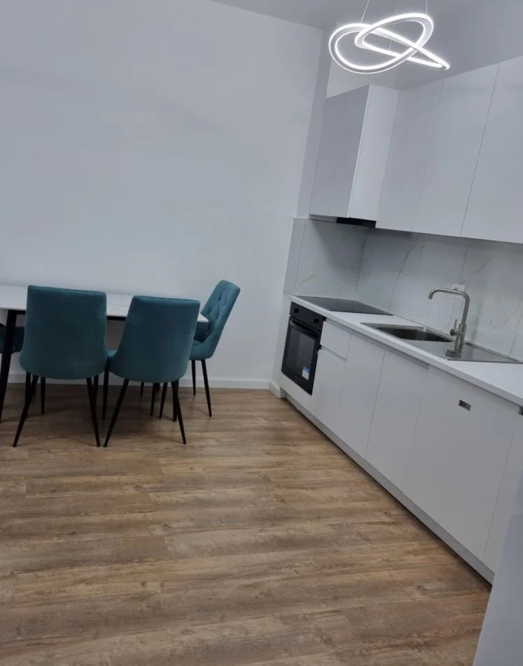Tirane, jepet me qera apartament 1+1+Ballkon Kati 4, 62 m² 700 € (Komuna Parisit)