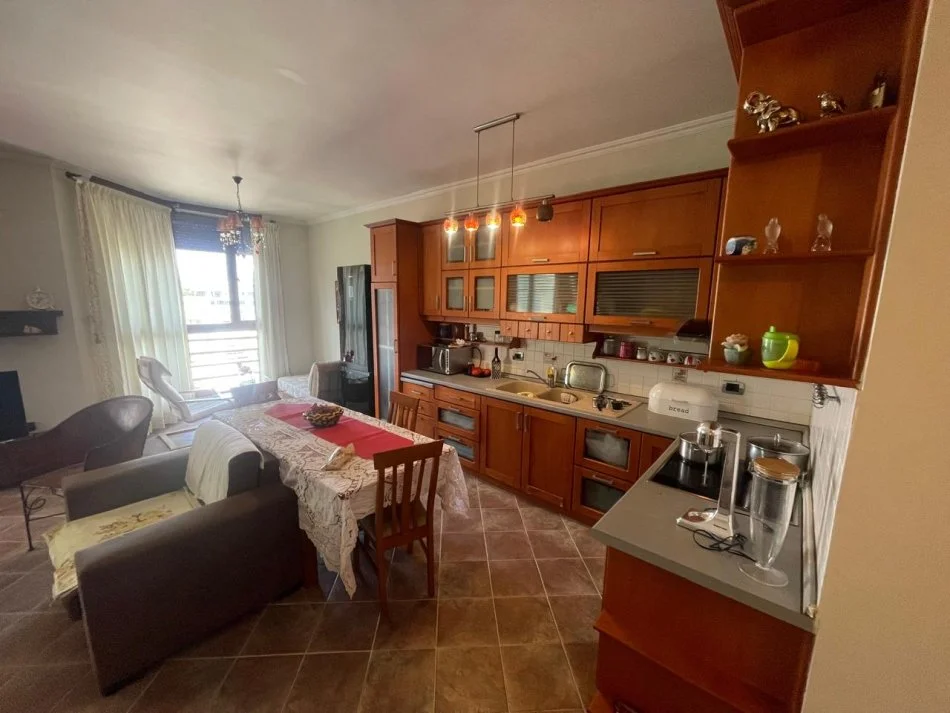 Tirane, jepet me qera apartament 1+1 Kati 8, 85 m² 600 € (Prane Square 21)