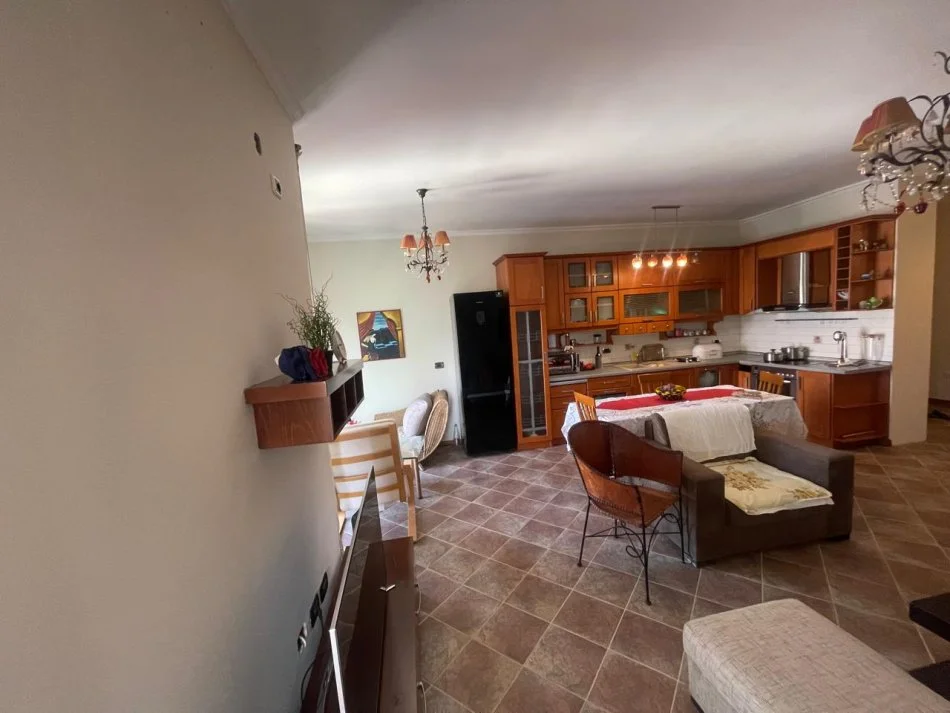 Tirane, jepet me qera apartament 1+1 Kati 8, 85 m² 600 € (Prane Square 21)