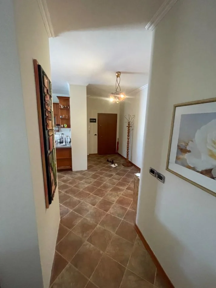 Tirane, jepet me qera apartament 1+1 Kati 8, 85 m² 600 € (Prane Square 21)