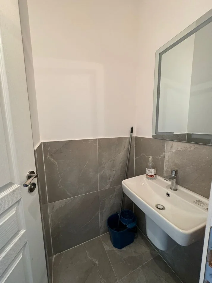 Tirane, shitet ambjent biznesi , 42 m² 120.000 € (Rruga Kongresi i Manastirit)