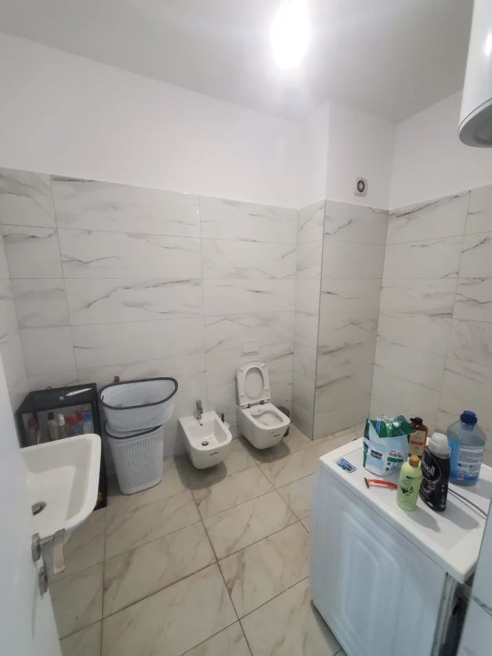 Tirane, jepet me qera apartament 1+1+Ballkon Kati 7, 76 m² 500 € (rruga kavajes)