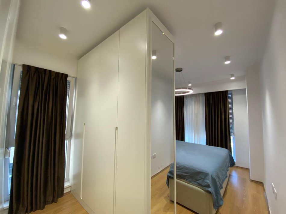 Tirane, jepet me qera apartament 2+1+Ballkon , 650 € (Siri Kodra)