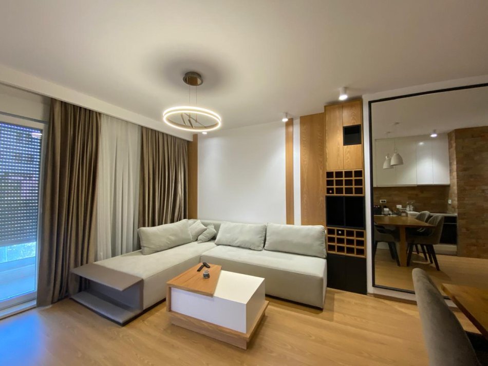 Tirane, jepet me qera apartament 2+1+Ballkon , 650 € (Siri Kodra)