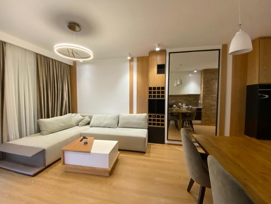 Tirane, jepet me qera apartament 2+1+Ballkon , 650 € (Siri Kodra)