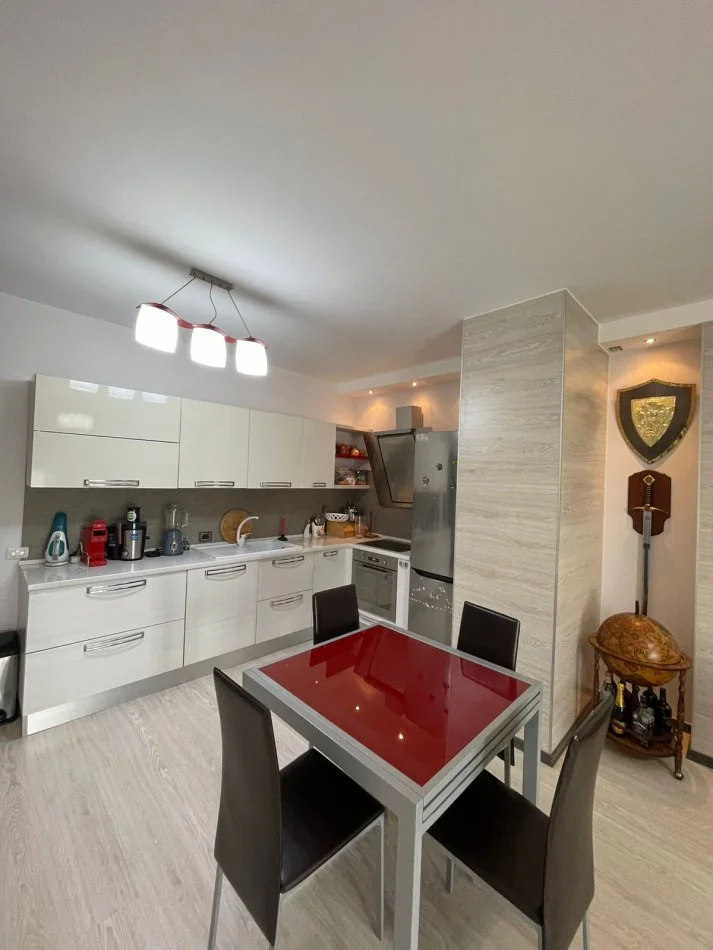 Tirane, jepet me qera apartament 2+1 Kati 7, 110 m² 900 €