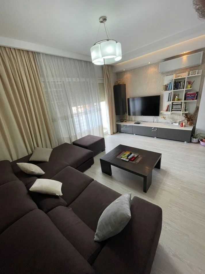 Tirane, jepet me qera apartament 2+1 Kati 7, 110 m² 900 €
