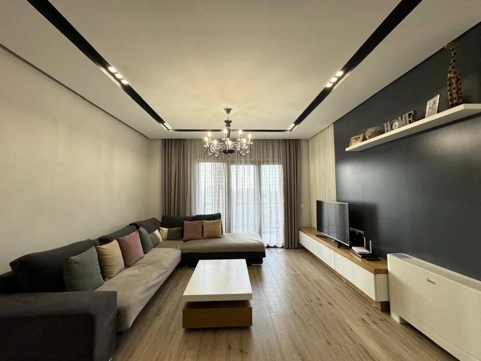Tirane, shitet apartament 3+1+Ballkon , 145 m² 247.000 € (UNAZA RE)