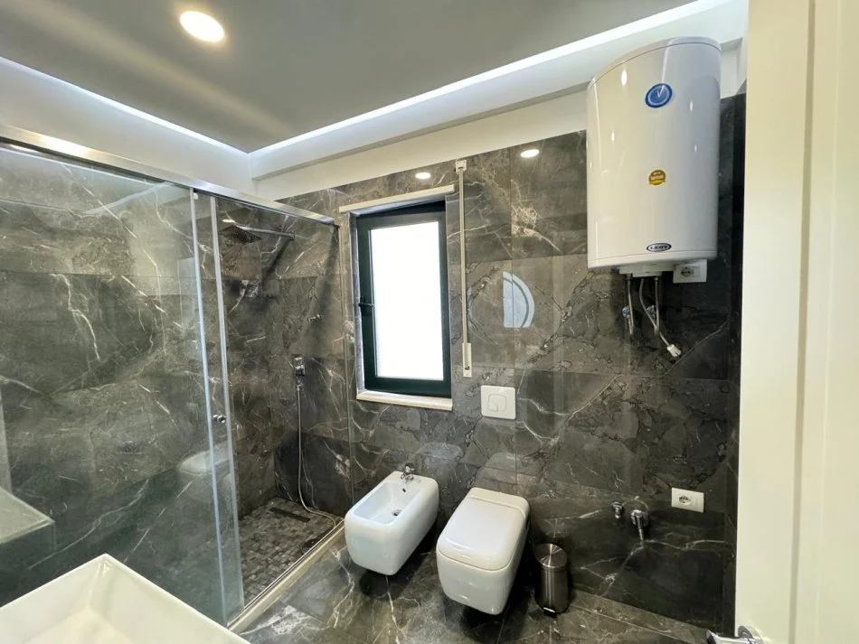 Tirane, shitet apartament 3+1+Ballkon , 145 m² 247.000 € (UNAZA RE)