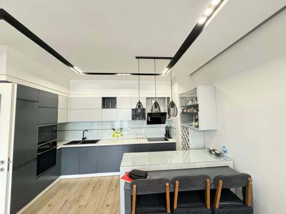 Tirane, shitet apartament 3+1+Ballkon , 145 m² 247.000 € (UNAZA RE)