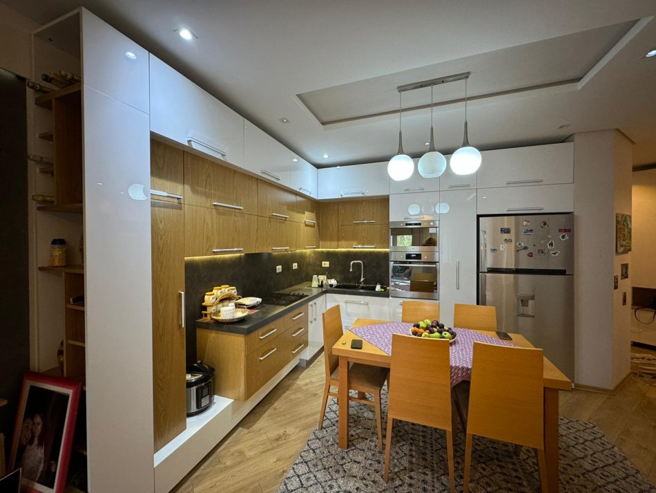 Tirane, shitet apartament 2+1+Ballkon Kati 2, 100 m² 200.000 € (Rruga Peti, Liqeni i Thate)