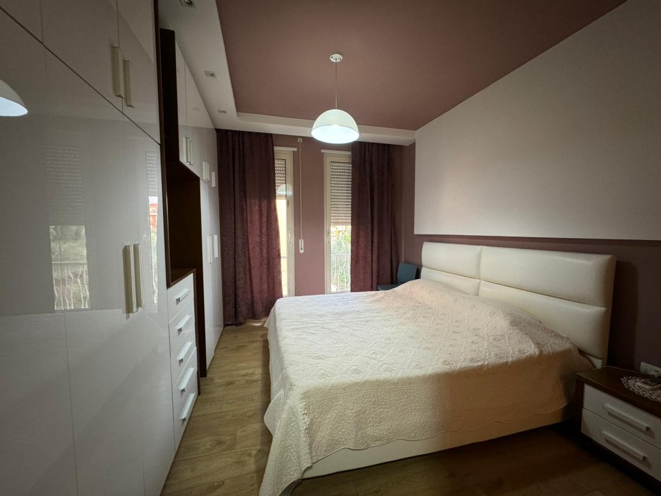 Tirane, shitet apartament 2+1+Ballkon Kati 2, 100 m² 200.000 € (Rruga Peti, Liqeni i Thate)