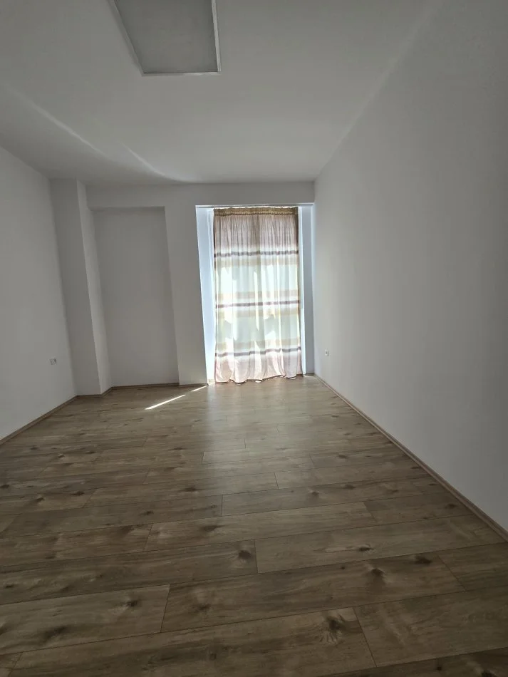 Tirane, jepet me qera apartament 2+1 Kati 3, 100 m² 700 € (Prane Square 21)