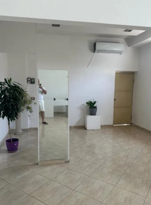Tirane, jepet me qera zyre Kati 0, 50 m² 400 € (Laprake)