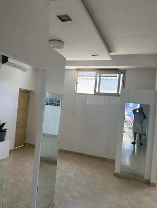 Tirane, jepet me qera zyre Kati 0, 50 m² 400 € (Laprake)