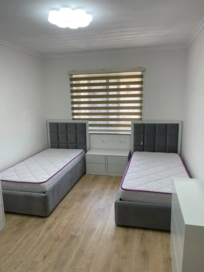 Tirane, jepet me qera apartament 2+1 Kati 3, 100 m² 700 € (komuna parisit)