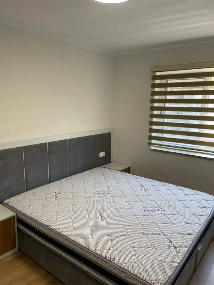 Tirane, jepet me qera apartament 2+1 Kati 3, 100 m² 700 € (komuna parisit)