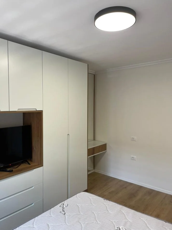Tirane, jepet me qera apartament 2+1 Kati 3, 100 m² 700 € (komuna parisit)