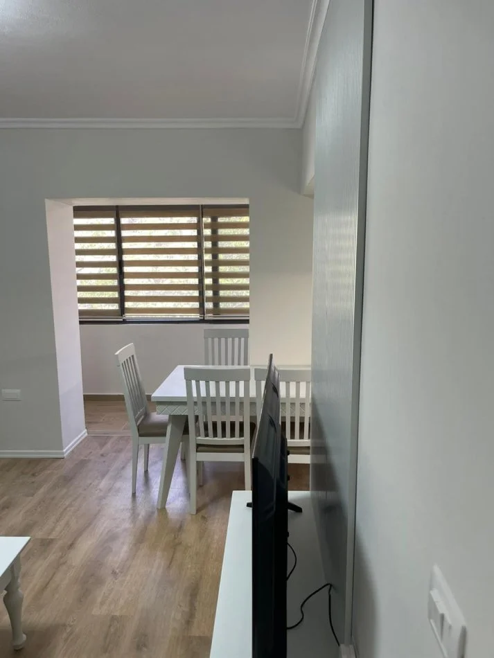 Tirane, jepet me qera apartament 2+1 Kati 3, 100 m² 700 € (komuna parisit)