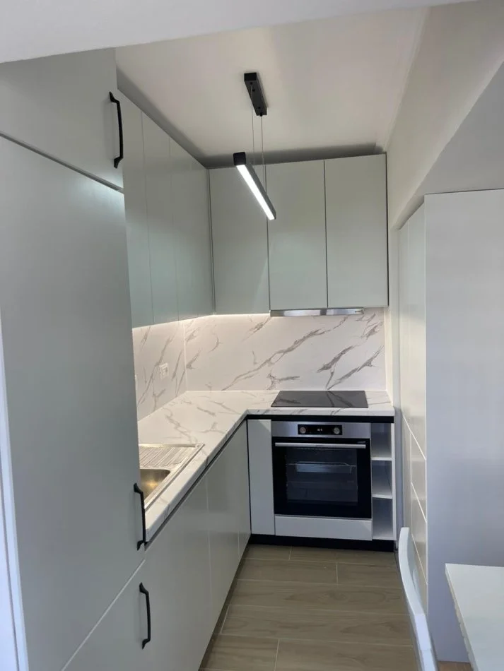 Tirane, jepet me qera apartament 2+1 Kati 3, 100 m² 700 € (komuna parisit)