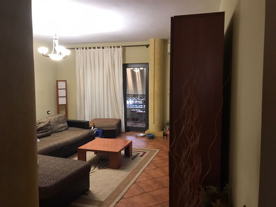 Tirane, jepet me qera apartament 3+1+Ballkon Kati 6, 100 m² 700 € (komuna parisit)