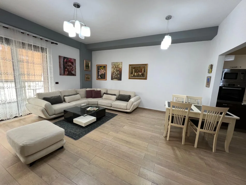 Tirane, jepet me qera apartament 2+1+Ballkon Kati 7, 120 m² 1.200 € (PRANE GARDES)