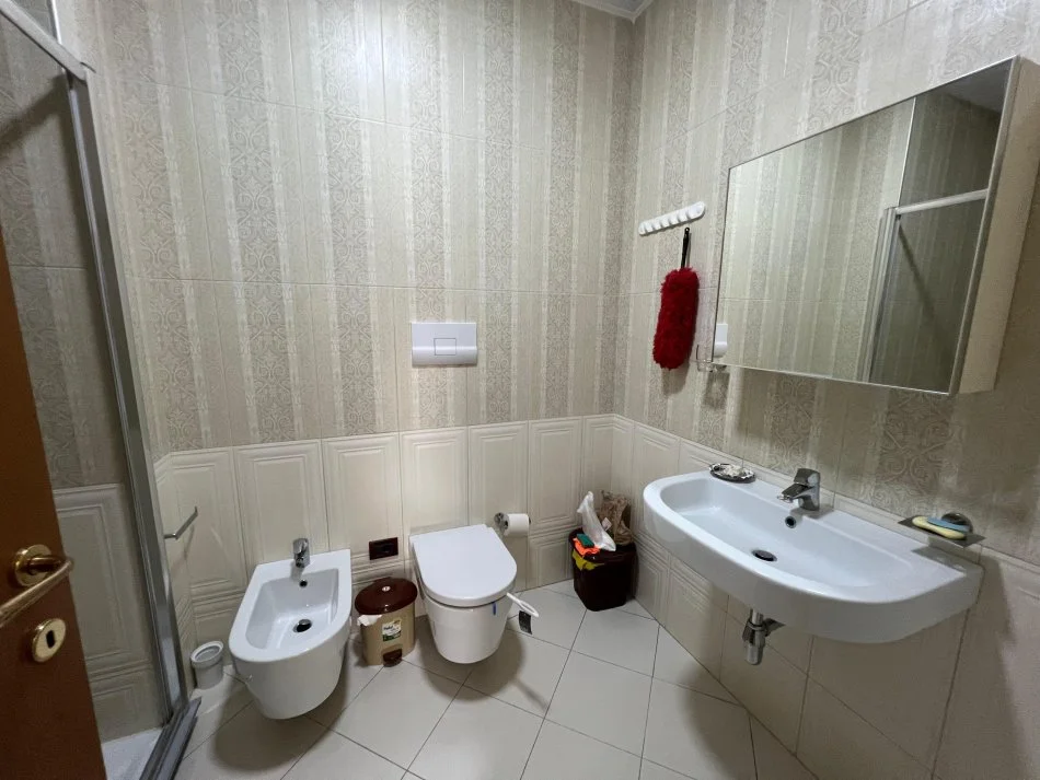 Tirane, jepet me qera apartament 2+1+Ballkon Kati 7, 120 m² 1.200 € (PRANE GARDES)