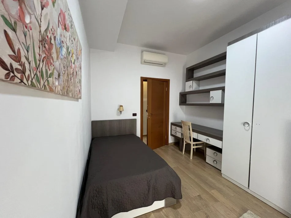 Tirane, jepet me qera apartament 2+1+Ballkon Kati 7, 120 m² 1.200 € (PRANE GARDES)