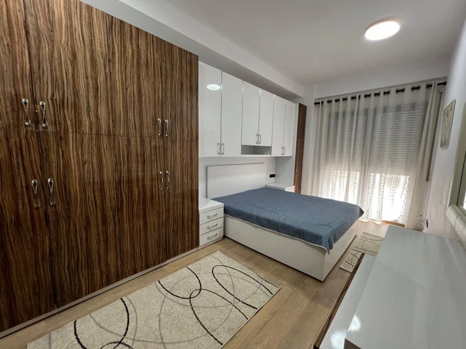 Tirane, jepet me qera apartament 2+1+Ballkon Kati 7, 120 m² 1.200 € (PRANE GARDES)