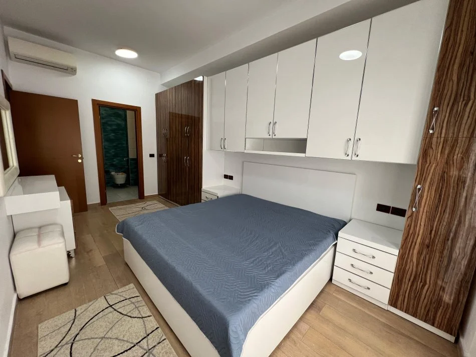 Tirane, jepet me qera apartament 2+1+Ballkon Kati 7, 120 m² 1.200 € (PRANE GARDES)