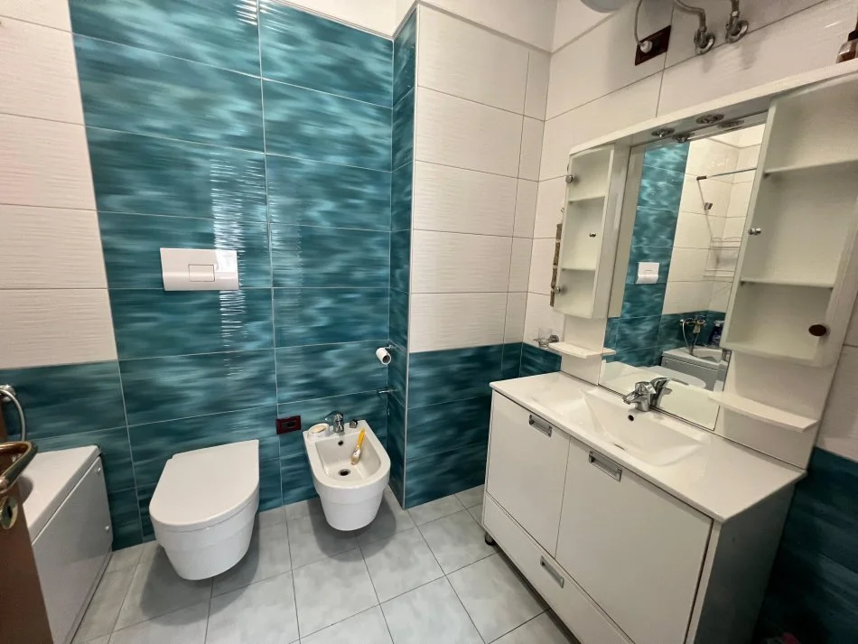 Tirane, jepet me qera apartament 2+1+Ballkon Kati 7, 120 m² 1.200 € (PRANE GARDES)