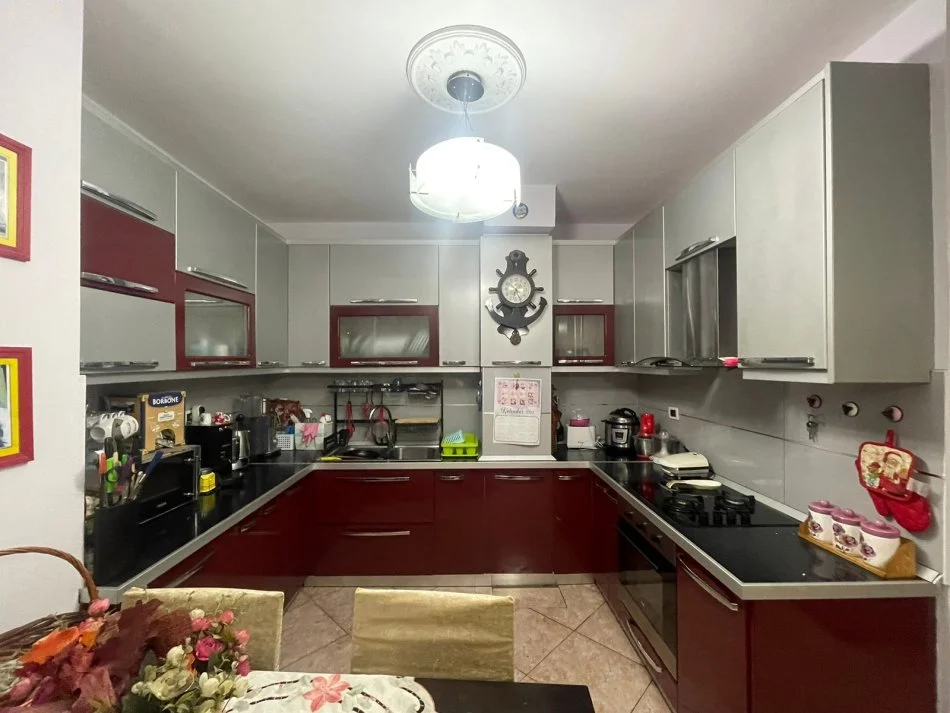 Tirane, jepet me qera apartament 2+1 Kati 3, 130 m² 550 € (Rr. Sulejman Delvina)