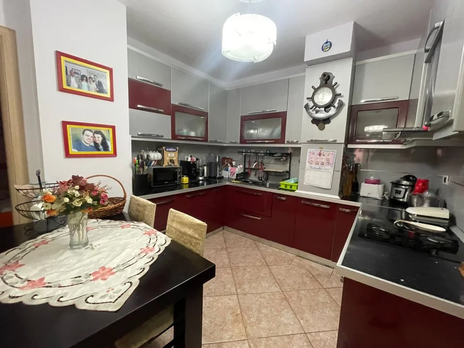 Tirane, jepet me qera apartament 2+1 Kati 3, 130 m² 550 € (Rr. Sulejman Delvina)