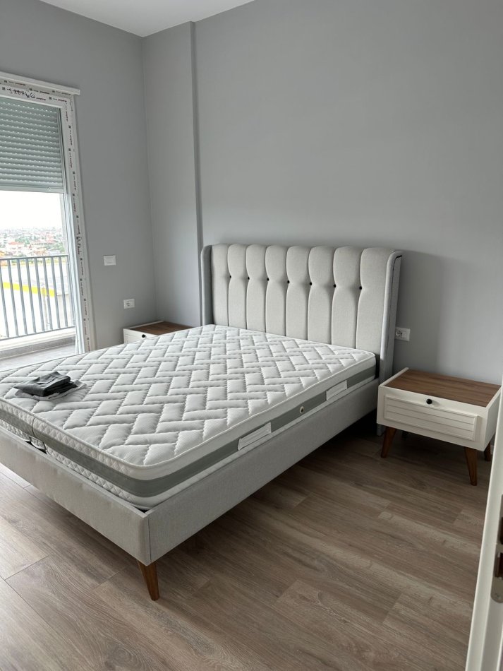 Tirane, jepet me qera apartament 1+1 Kati 8, 80 m² 350 € (UNIVERS CITY)