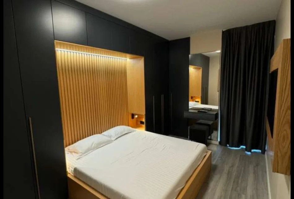 Tirane, jepet me qera apartament 1+1 Kati 4, 75 m² 900 € (Komuna e Parisit)