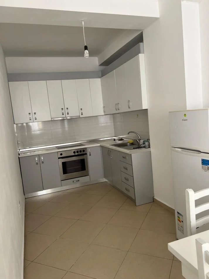 Tirane, Apartament 1+1 me qira  Kati 6, 79 m² 400 € (Teodore Keko)