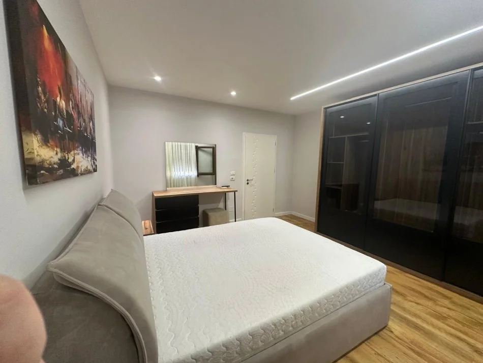Tirane, jepet me qera apartament 1+1 Kati 4, 75 m² 165.000 € (Komuna e Parisit)