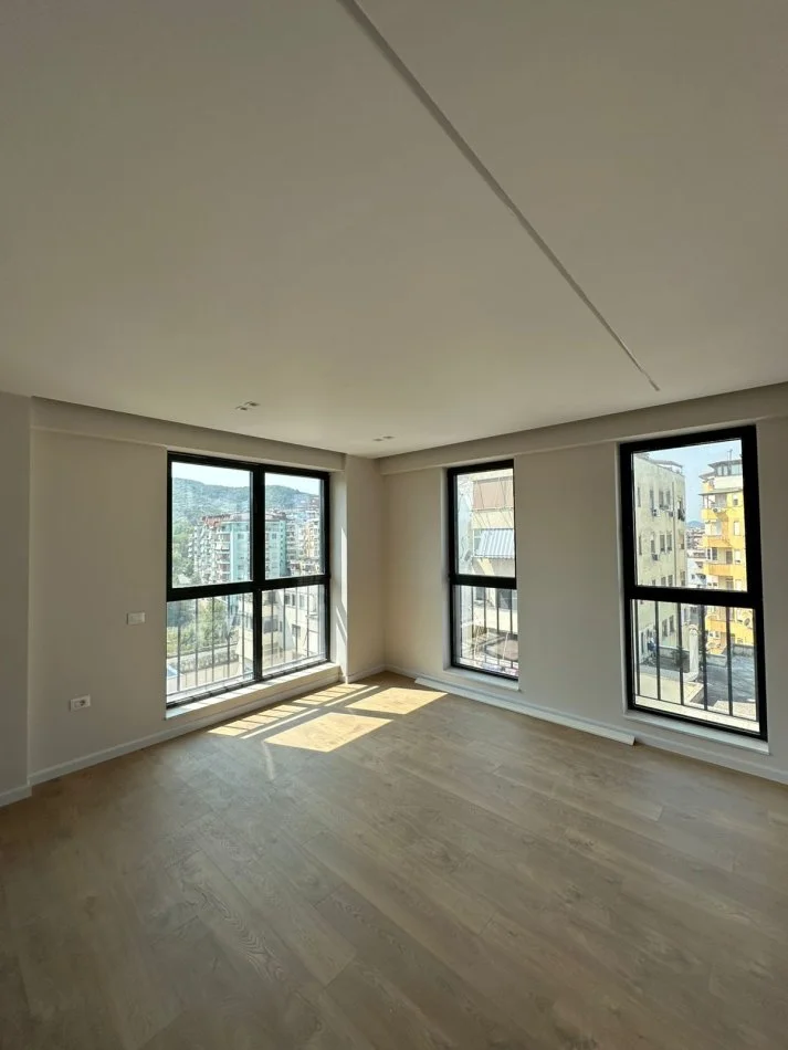 Tirane, jepet me qera zyre Kati 6, 125 m² 1.200 € (Komuna e Parisit)