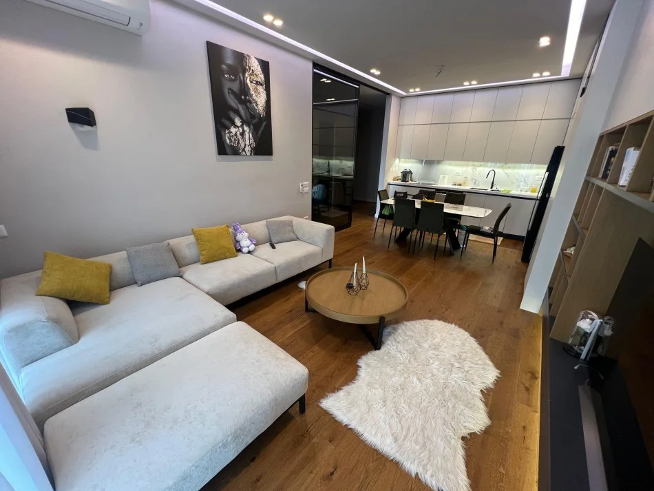 Tirane, jepet me qera apartament 2+1+Ballkon Kati 7, 120 m² 1.300 € (SQUARE 21, RRUGA E KAVAJES)