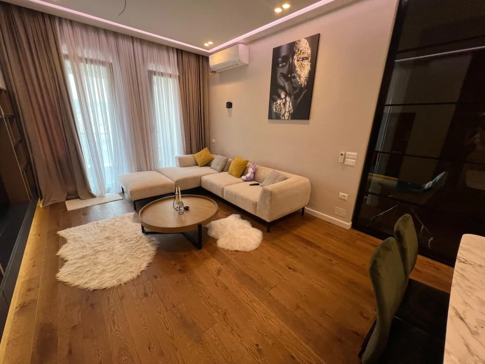 Tirane, jepet me qera apartament 2+1+Ballkon Kati 7, 120 m² 1.300 € (SQUARE 21, RRUGA E KAVAJES)