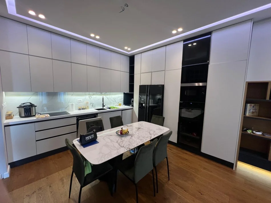 Tirane, jepet me qera apartament 2+1+Ballkon Kati 7, 120 m² 1.300 € (SQUARE 21, RRUGA E KAVAJES)