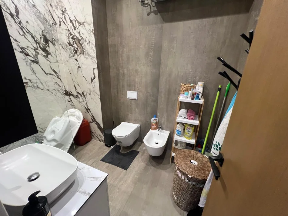 Tirane, jepet me qera apartament 2+1+Ballkon Kati 7, 120 m² 1.300 € (SQUARE 21, RRUGA E KAVAJES)