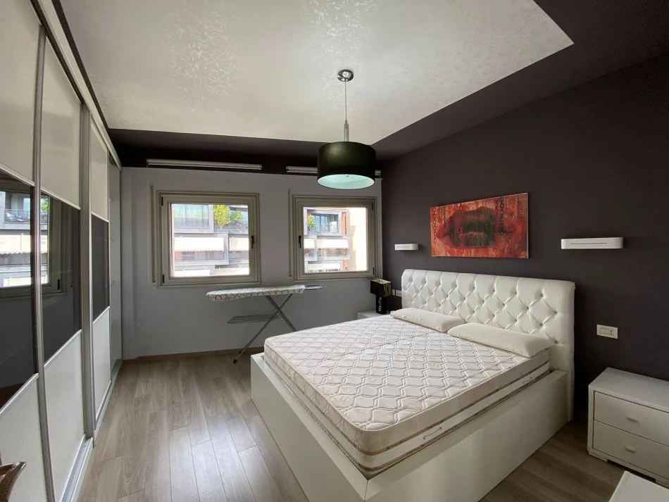 Tirane, jepet me qera apartament 3+1+Aneks+Ballkon Kati 6, 142 m² 2.000 € (LIQENI ARTIFICIAL NOBIS WELLNES CENTER)