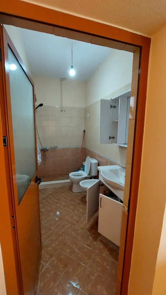 Tirane, jepet me qera Vile Kati 0, 200 m² 500 € (Shkoze)